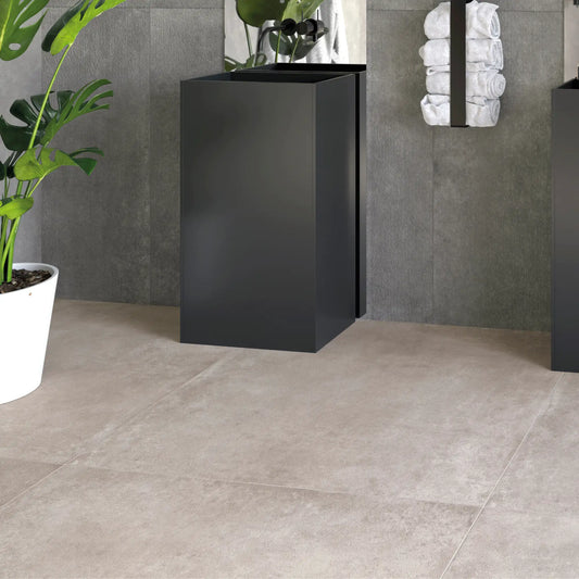 Bathroom floor with grey concrete-effect porcelain tiles – Continental Smoke.