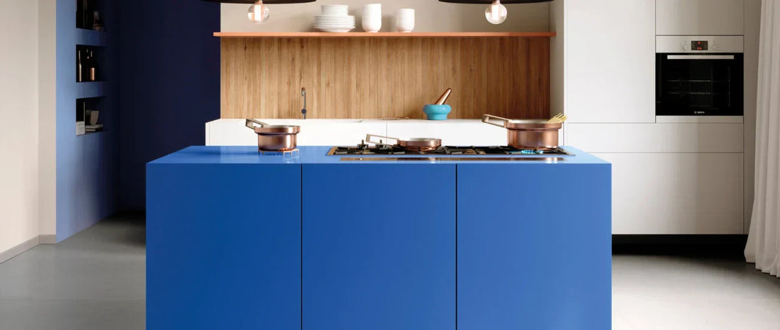 Open-plan kitchen with concrete effect and wood effect porcelain tiles creating a modern and balanced interior