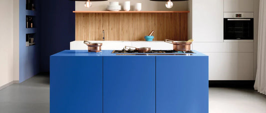 Open-plan kitchen with concrete effect and wood effect porcelain tiles creating a modern and balanced interior