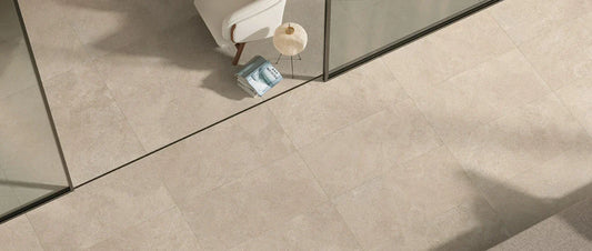 R10 porcelain tiles with stone effect for a covered balcony, slip-resistant surface and easy maintenance