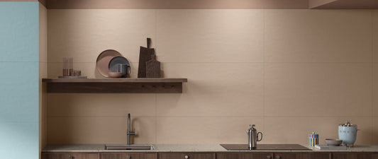 kitchen splashback in taupe resin-effect porcelain tiles, 60x120 format, behind worktop and induction hob