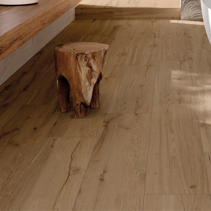 Medium oak wood-effect porcelain tile flooring with natural grain in a warm bathroom – Natura Castagno