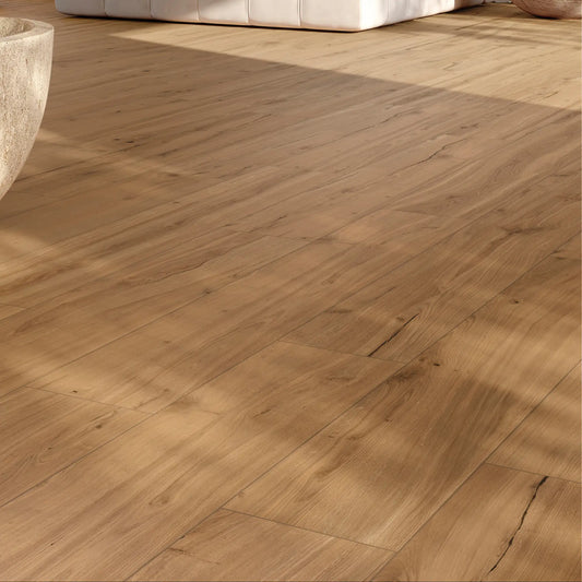Close-up of warm oak wood-effect porcelain tiles showing natural grain and warm texture – Natura Ciliegio